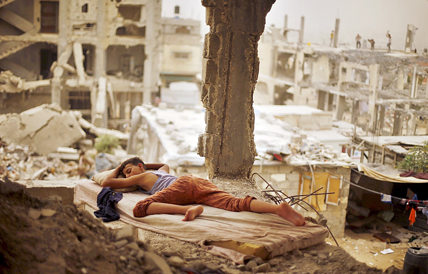 u0641u062au0649 u0641u0644u0633u0637u064au0646u064a u064au0646u0627u0645 u0639u0644u0649 u0641u0631u0627u0634 u062fu0627u062eu0644 u0645u0627 u062au0628u0642u0649 u0645u0646 u0645u0646u0632u0644 u0639u0627u0626u0644u062au0647 u0627u0644u0645u062fu0645u0651u0631 u0641u064a u063au0632u0629    (u0631u0648u064au062au0631u0632)