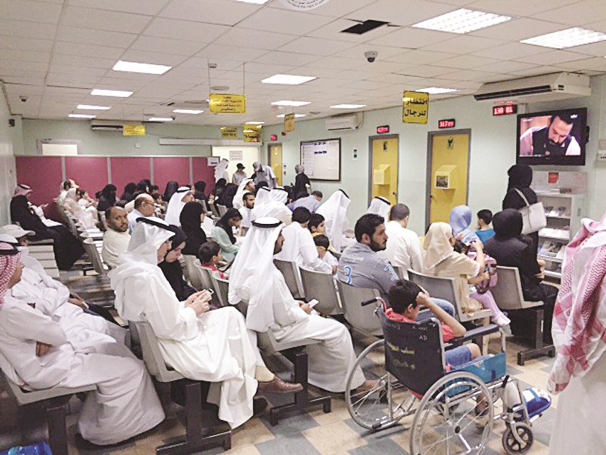 مواطنون في انتظار دورهم