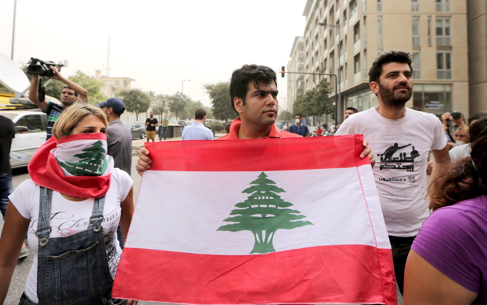 u0645u062au0638u0627u0647u0631u0648u0646 u064au0631u0641u0639u0648u0646 u0627u0644u0639u0644u0645 u0627u0644u0644u0628u0646u0627u0646u064a u0641u064a u0648u0633u0637 u0628u064au0631u0648u062a u0623u0645u0633 (u062f u0628 u0623)