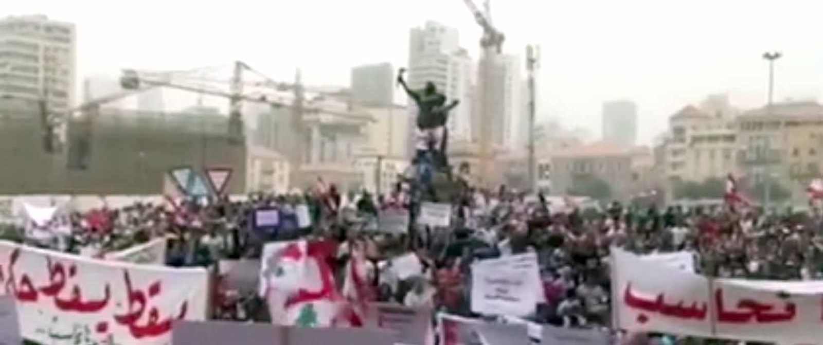 u0645u062au0638u0627u0647u0631u0648u0646 u0636u062f u0627u0644u062du0643u0648u0645u0629 u0627u0644u0644u0628u0646u0627u0646u064au0629 u0641u064a u0648u0633u0637 u0628u064au0631u0648u062a u0623u0645u0633