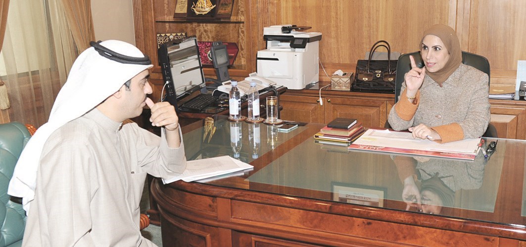 الغنيم متحدثة للزميل محمد صباح       (تصوير زكريا عطية)