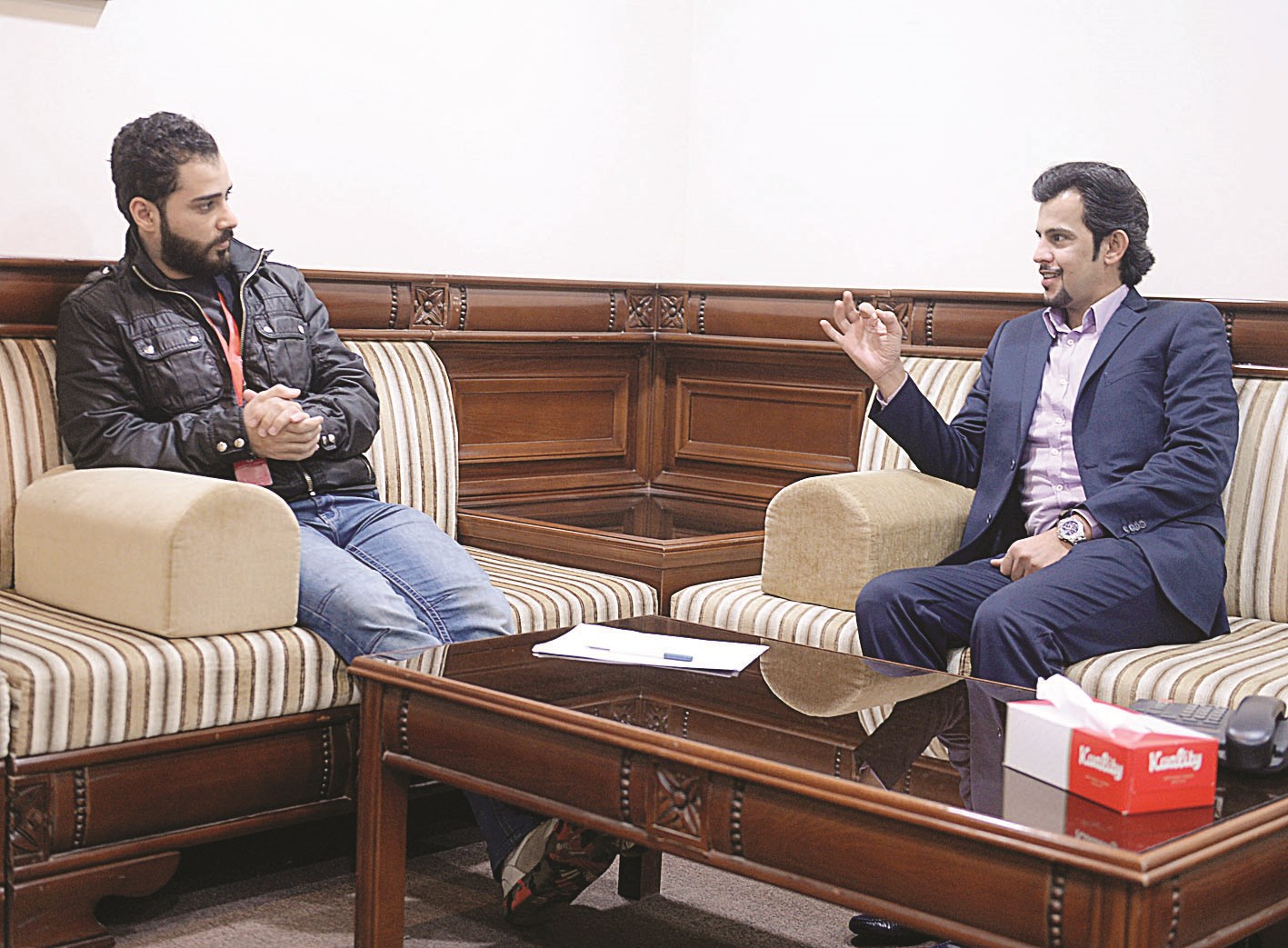 متحدثاً للزميل علاء محمود  (تصوير أسعد عبدالله)