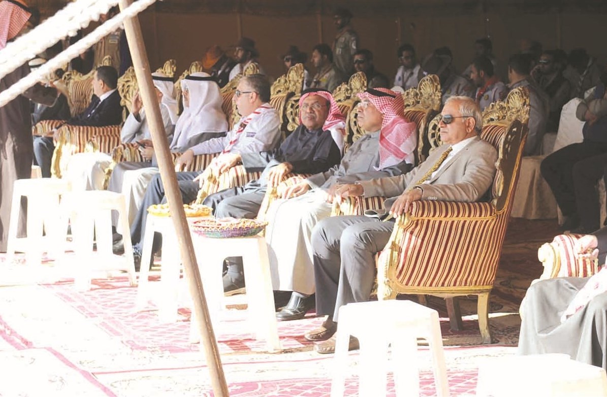 الوزير وعدد من الحضور يتابعون فعاليات الافتتاح