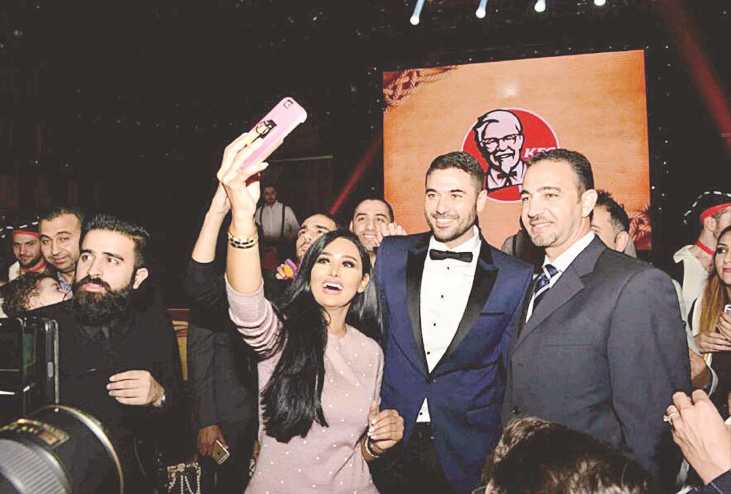 عهود العنزي... و«سيلفي» مع عز