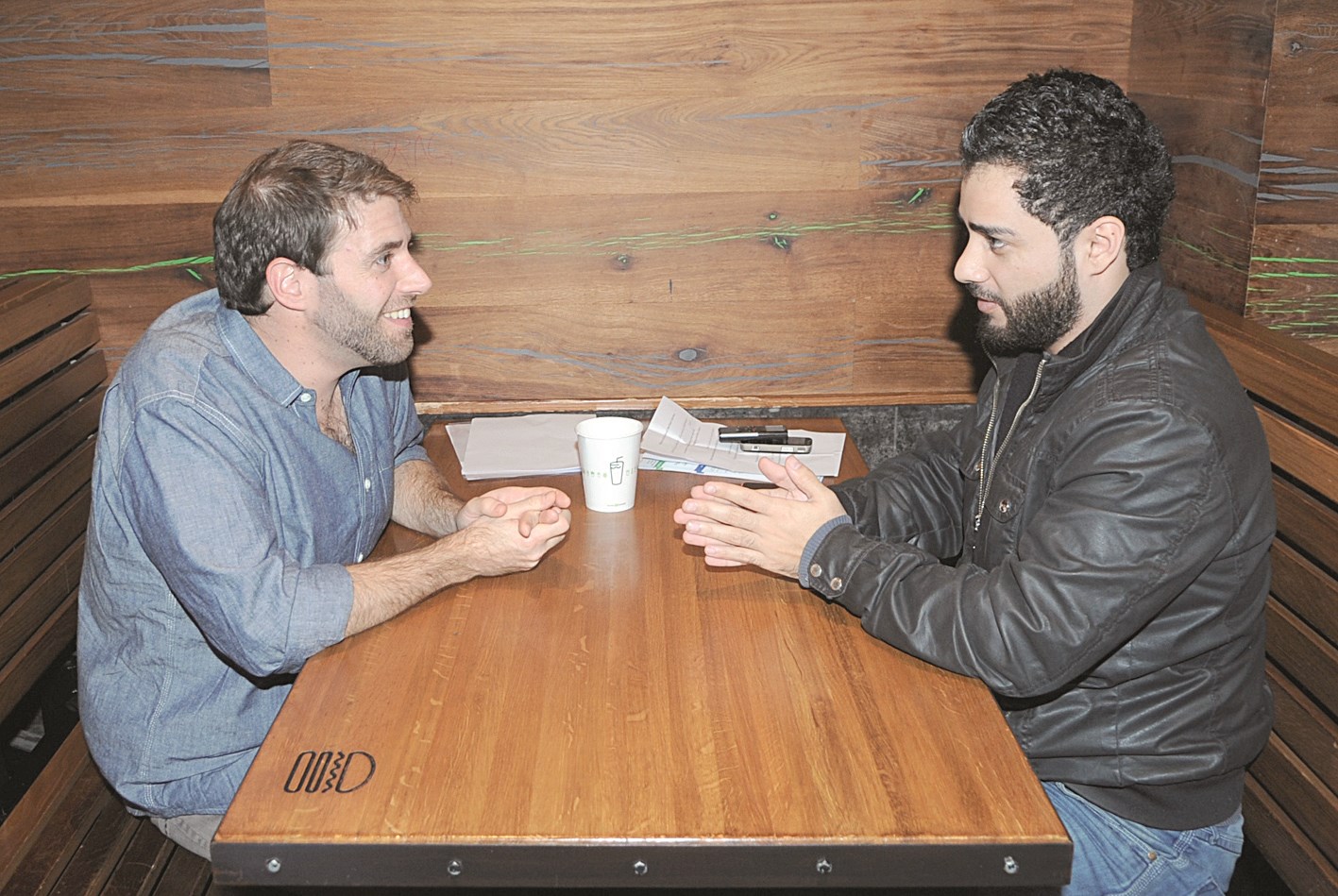 روساتي متحدثاً للزميل علاء محمود