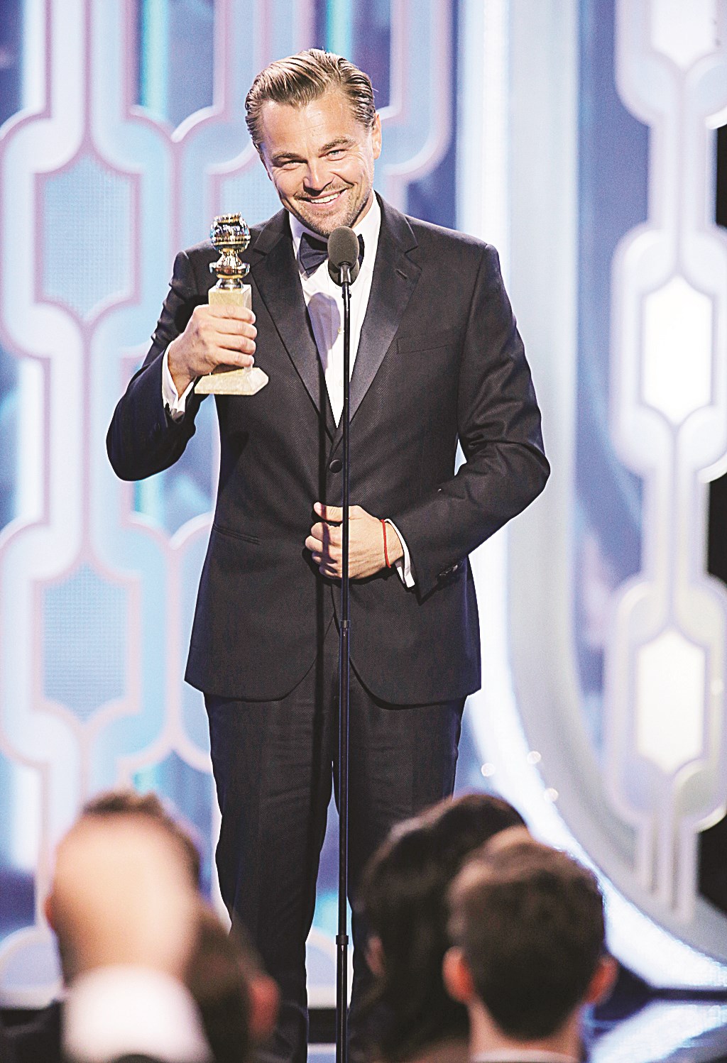 ليوناردو دي كابريو يحمل جائزته