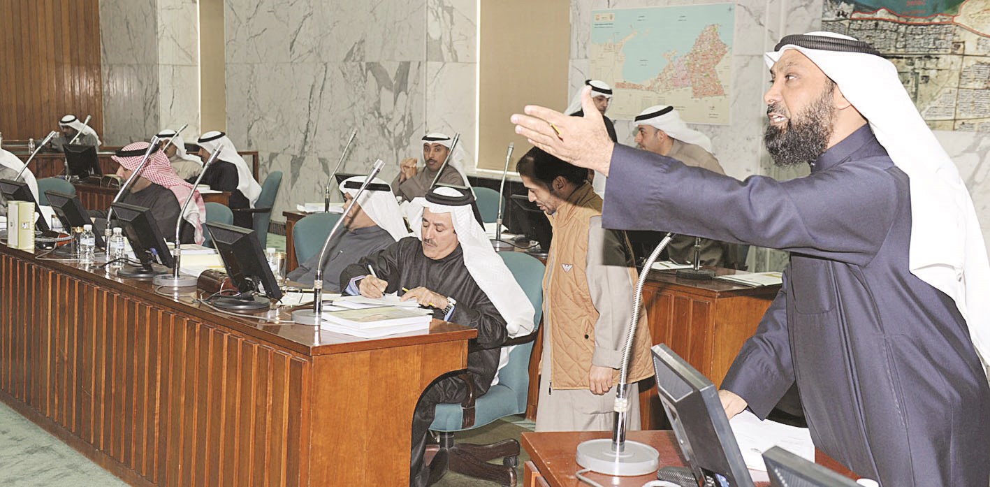 مانع العجمي متحدثا في الجلسة (تصوير طارق عزالدين)