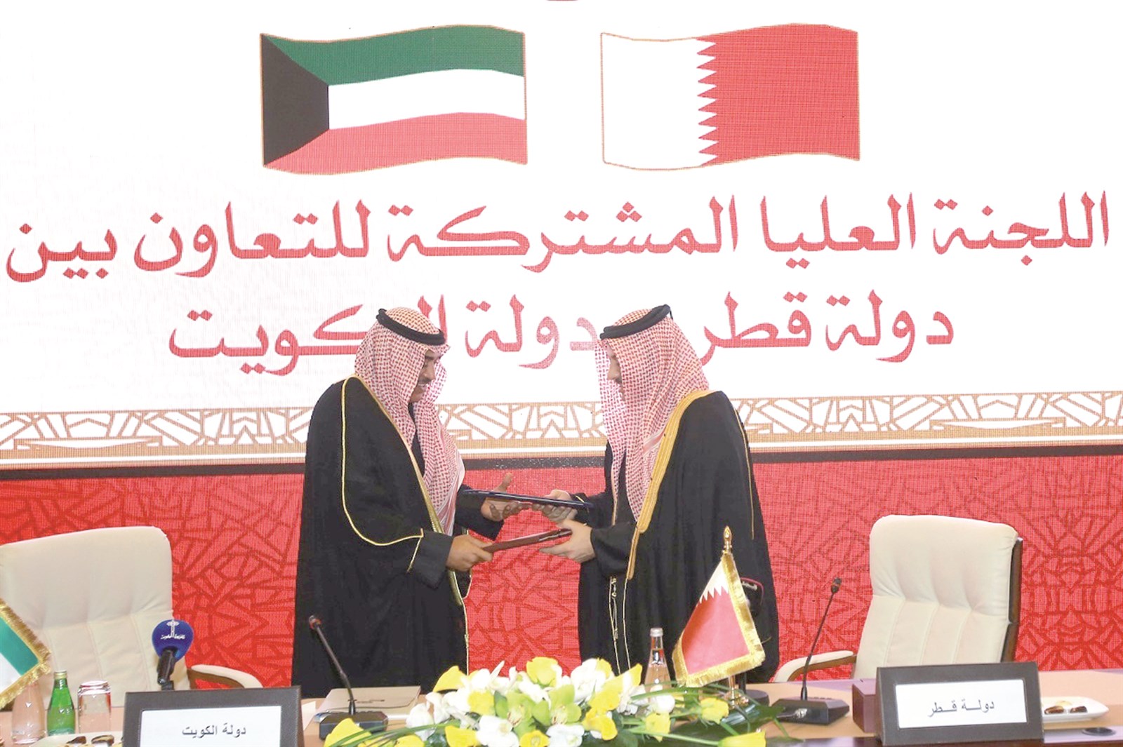 صباح الخالد يتبادل والعطية الاتفاقيات الموقعة