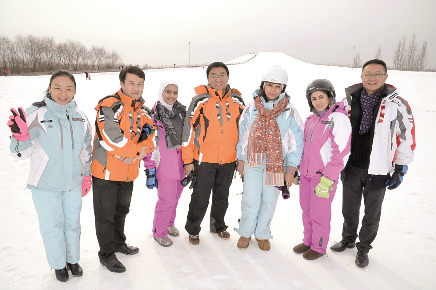 عضوات بالوفد مع مسؤولين صينيين خلال زيارة بحيرة مينغ تشوي