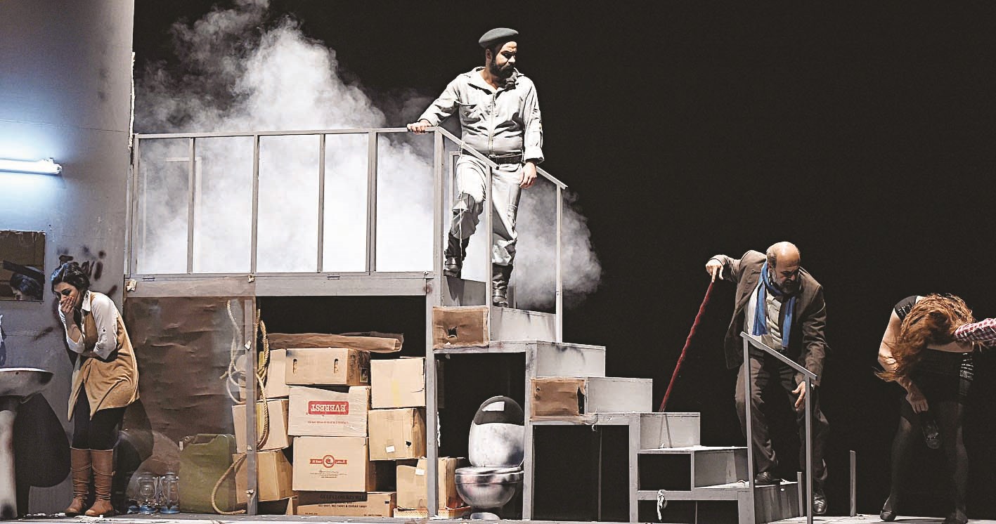 u062fu062eu0627u0646 u0627u0644u062du0631u0628 u0627u0644u0633u0648u0631u064au0629 u0641u064a u00abu0645u062fu064au0646u0629 u0645u0646 u062bu0644u0627u062bu0629 u0641u0635u0648u0644u00bb (u062au0635u0648u064au0631 u062cu0627u0633u0645 u0628u0627u0631u0648u0646)