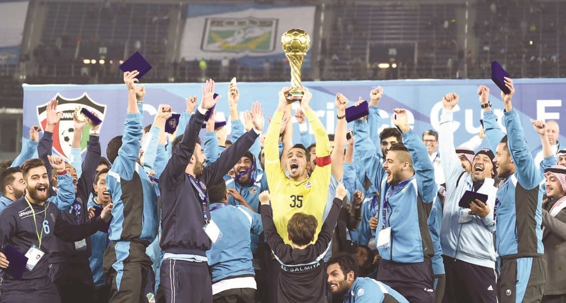 الرشيدي قائد السالمية يرفع الكأس  (تصوير جاسم بارون)