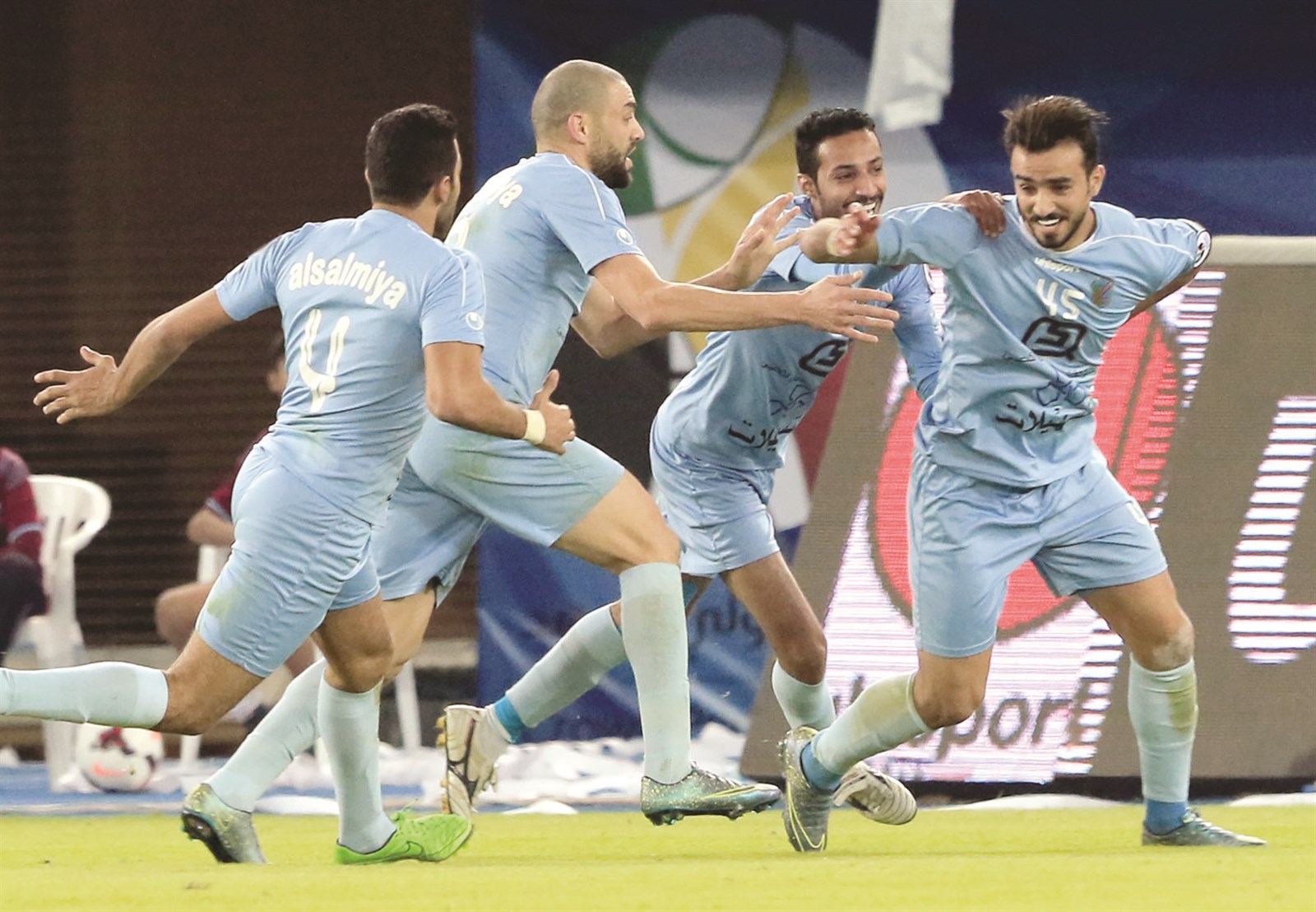 فيصل العنزي محتفلا وزملاءه بهدف الفوز  (الأزرق دوت كوم)