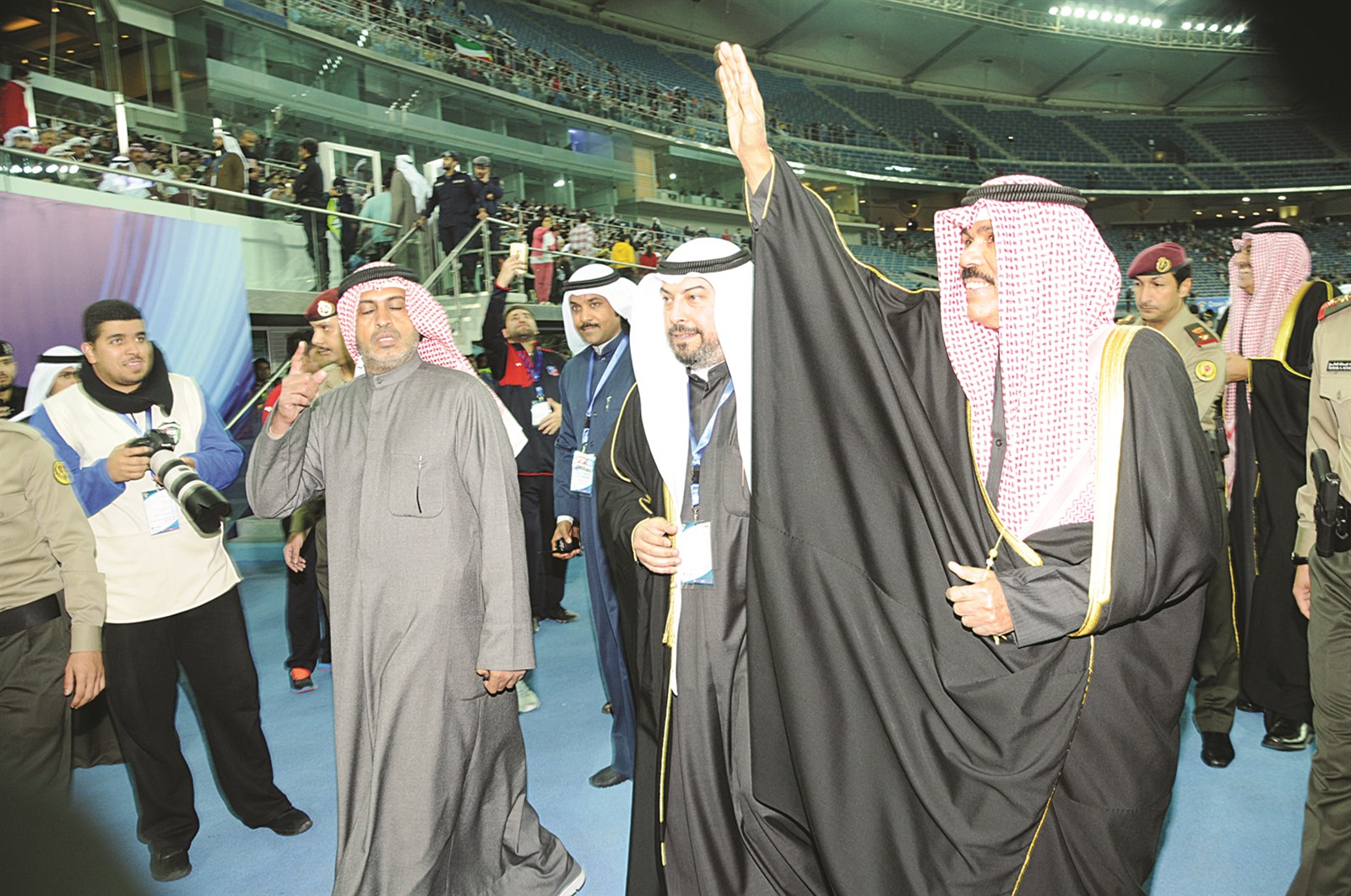 سمو ولي العهد يحيي الجماهير