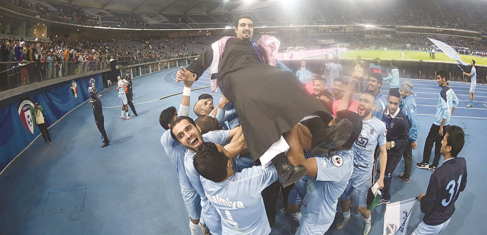 لاعبو السالمية يحملون تركي اليوسف