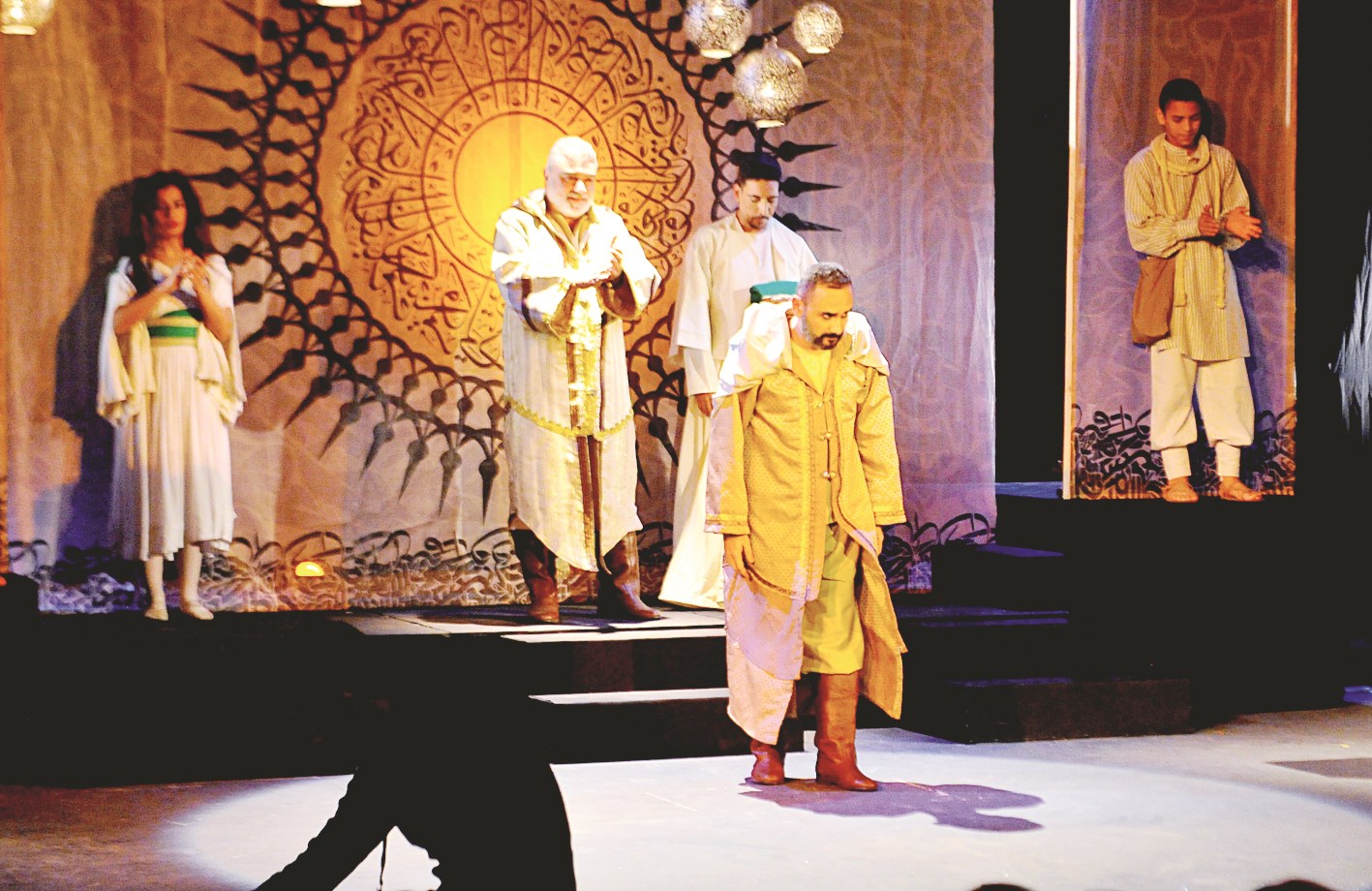 مشهد من عرض «سيد الوقت» (تصوير جلال معوض)