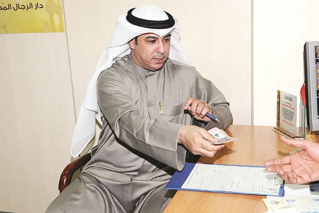 سليمان الكوح يدفع الرسوم المقررة