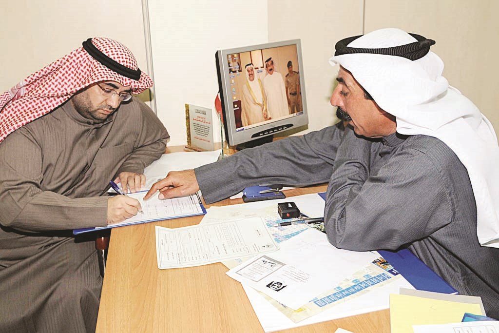 وليد الشراح يدون الطلب     (تصويركرم ذياب)