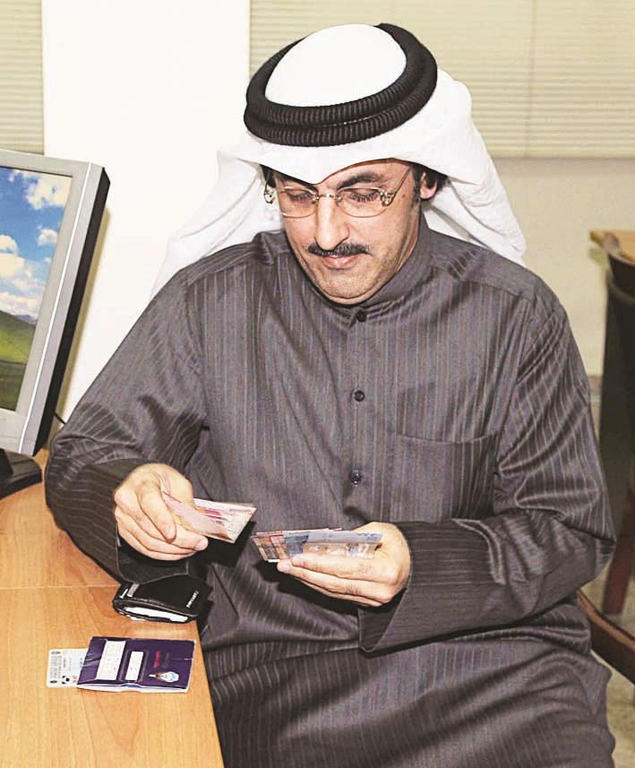 علي الحداد يحسب قيمة الرسوم