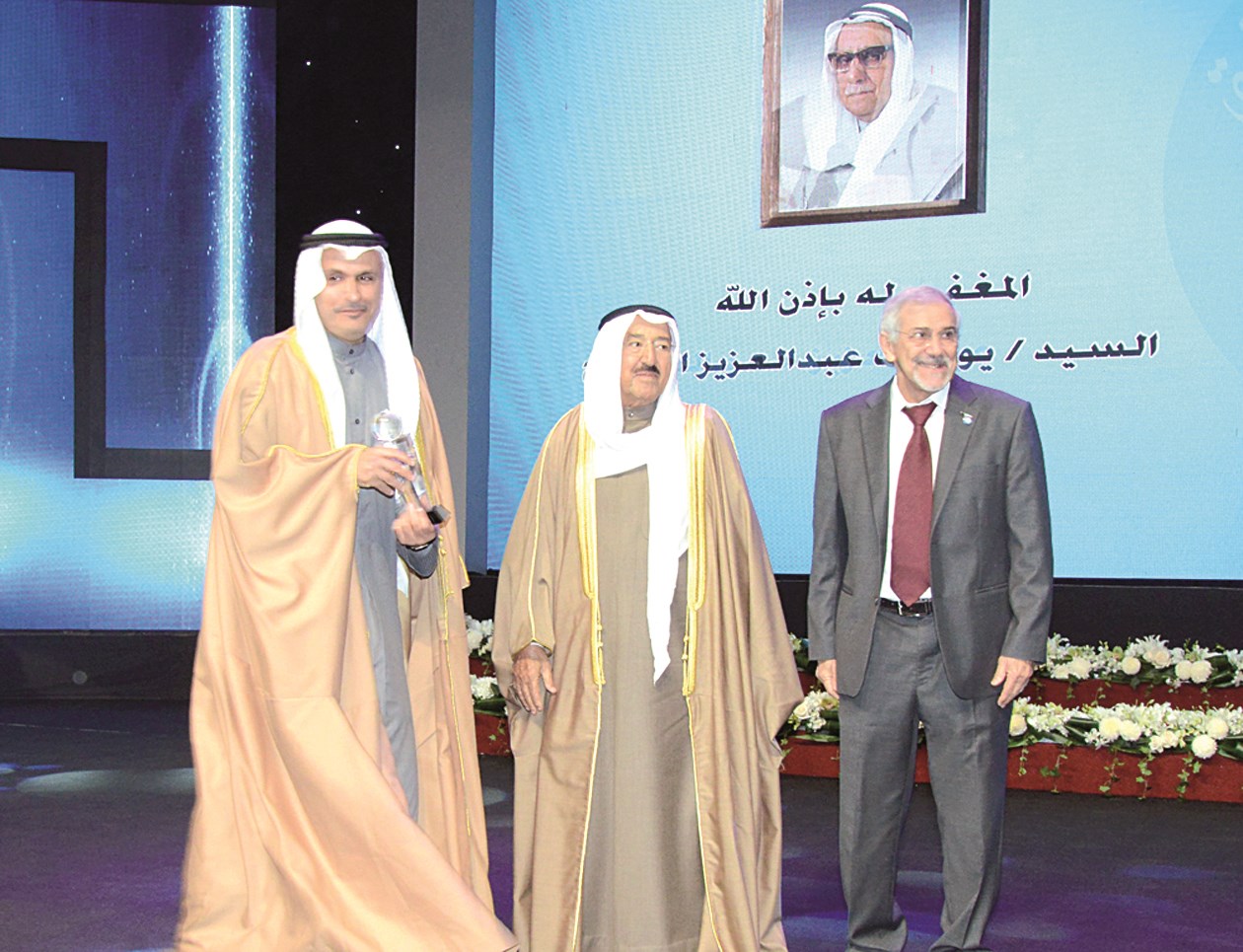 عصام الصقر يتسلم الدرع التكريمية