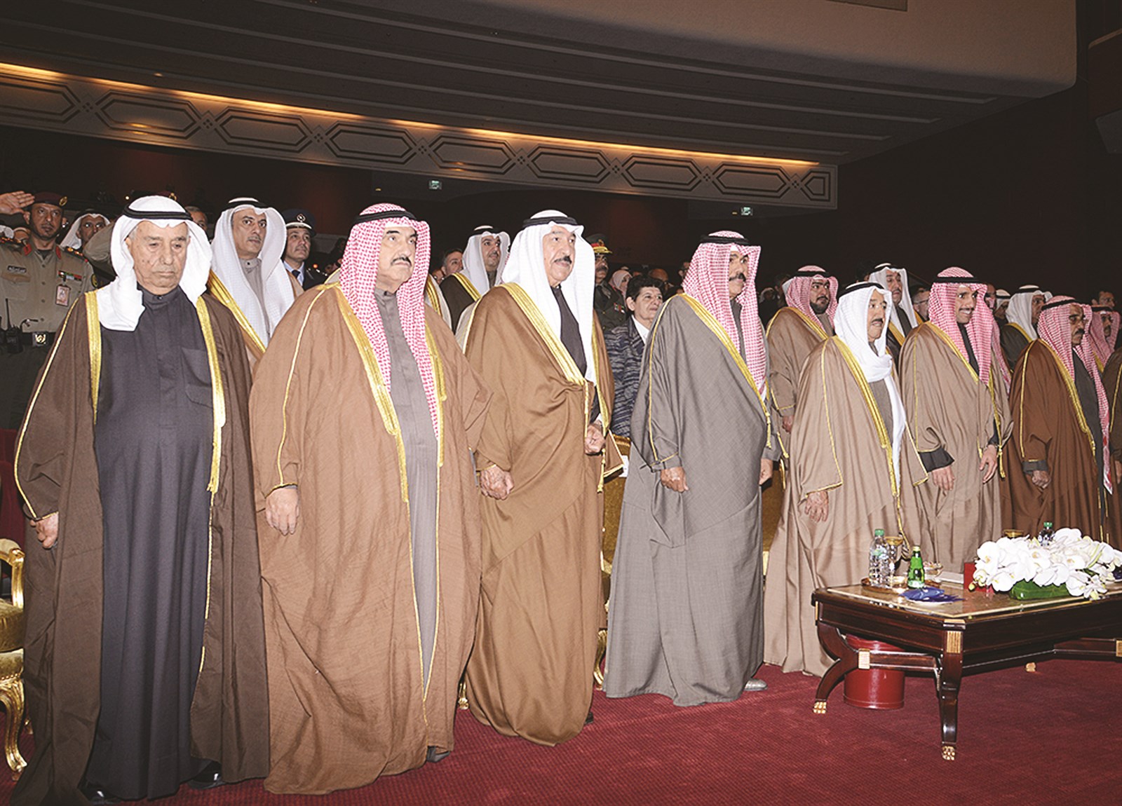 الأمير يتوسط ولي العهد والغانم وجابر العبدالله وناصر المحمد وعبدالعزيز الشايع لدى بدء الاحتفال