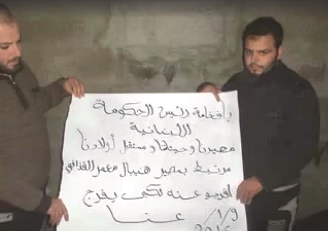 u0627u0644u0645u062eu0637u0648u0641u0627u0646 u0641u064a u0644u0642u0637u0629 u0645u0646 u0627u0644u0641u064au062fu064au0648 u0645u0639 u0644u0627u0641u062au0629 u0628u0645u0637u0627u0644u0628 u0627u0644u062eu0627u0637u0641u064au0646