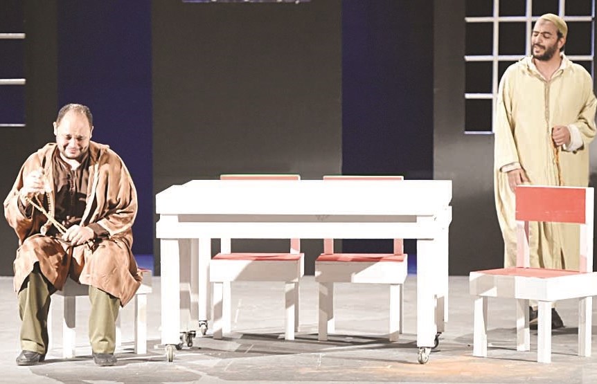 مشهد من مسرحية «ضيف الغفلة»   (تصوير جاسم بارون)