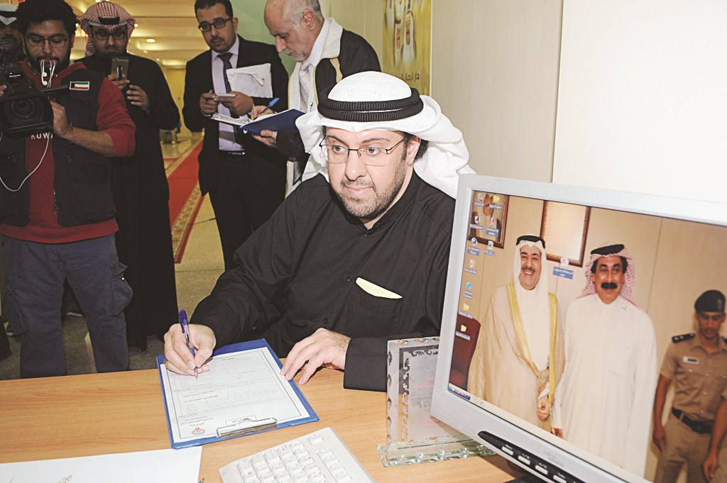 عمار أسيري يقيّد طلبه (تصوير كرم ذياب)