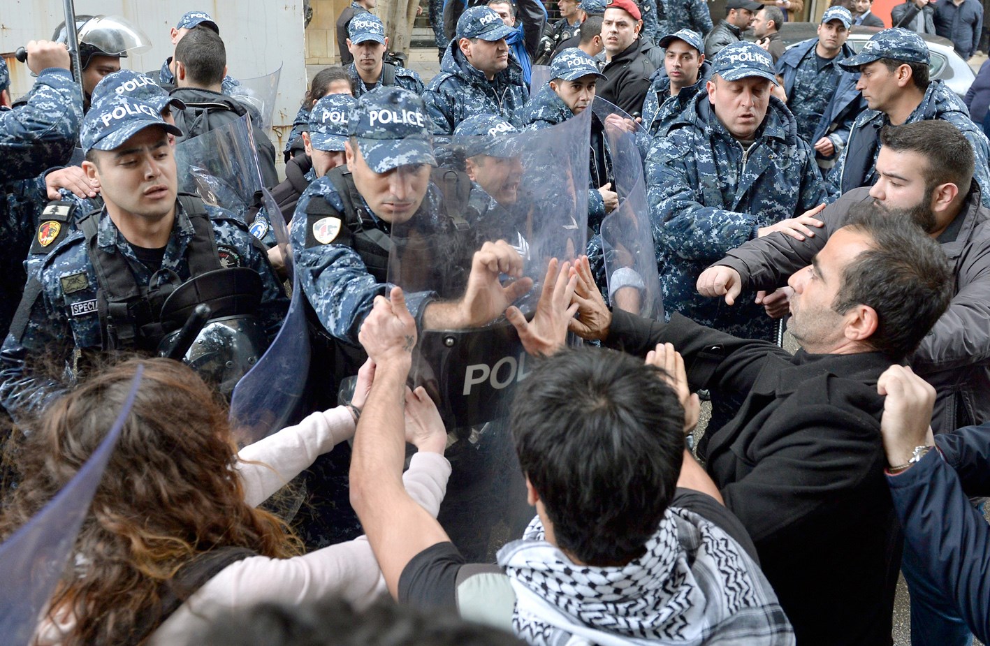 u0639u0646u0627u0635u0631 u0627u0644u0623u0645u0646 u064au0634u062au0628u0643u0648u0646 u0645u0639 u0646u0627u0634u0637u064au0646 u0641u064a u0628u064au0631u0648u062a u0623u0645u0633 (u062f u0628 u0623)