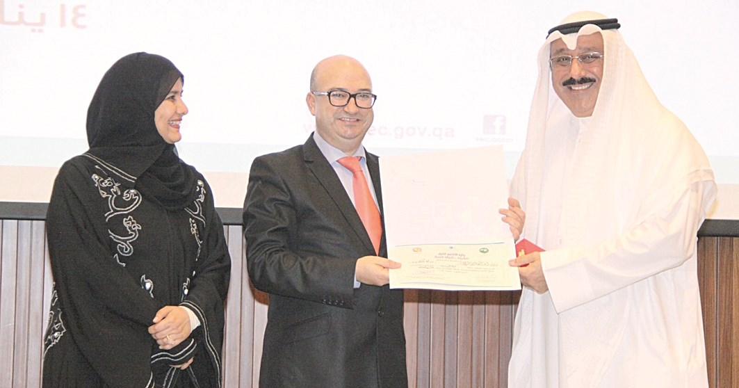 نادر معرفي يتسلم جائزته