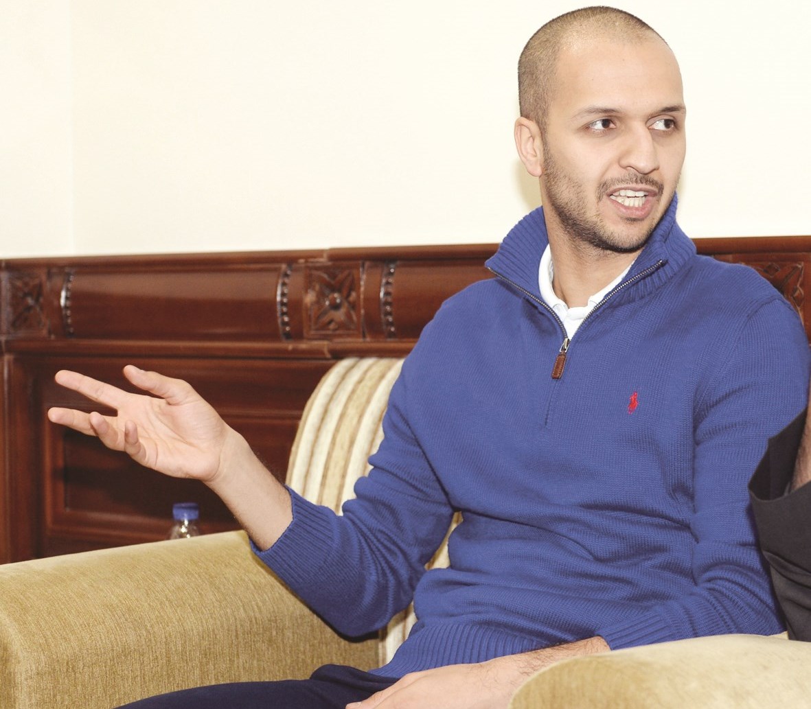 السمّاك متحدثاً خلال اللقاء في ديوانية «الراي»