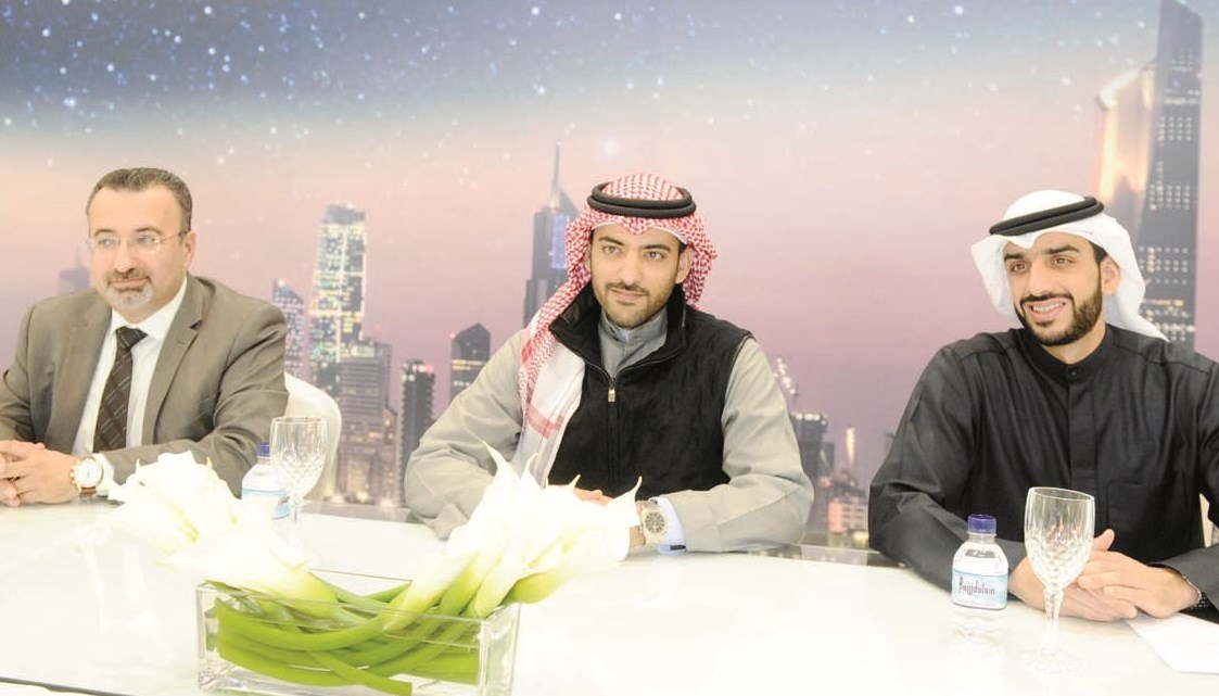 مرزوق الغانم وناصر الغانم ومدير المبيعات علي صباغ (تصوير زكريا عطية)