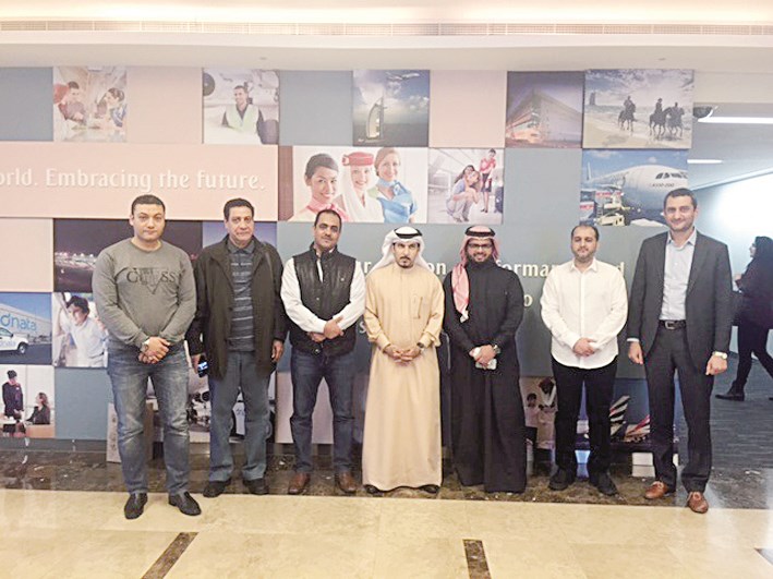 الشيخ ماجد المعلا متوسطاً الوفد الصحافي