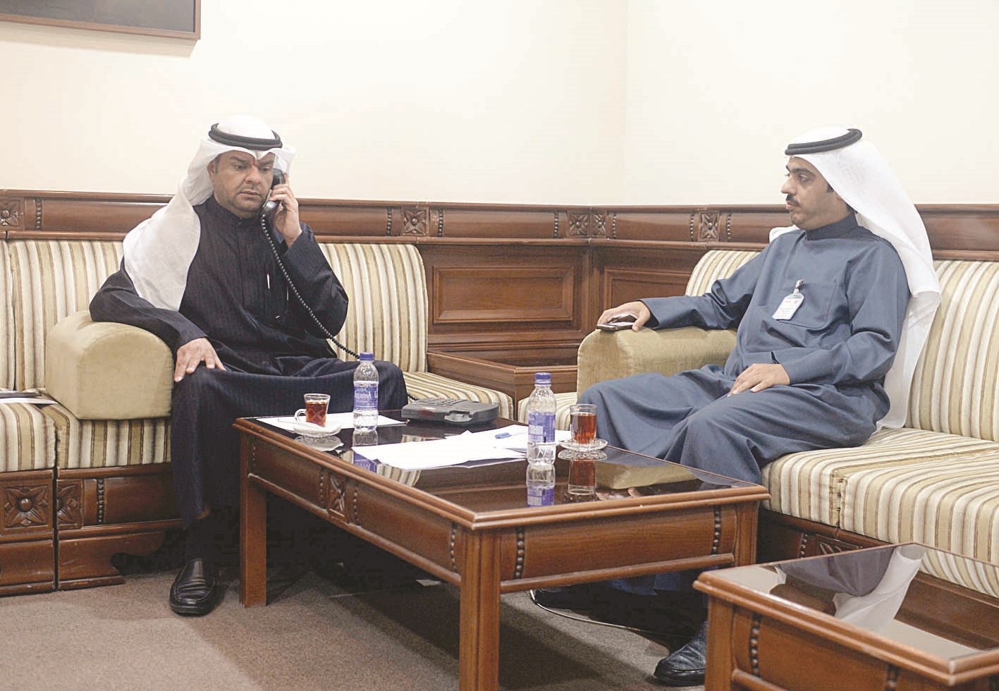 الناشي يرد على استفسار أحد المتصلين في ديوانية «الراي» مع الزميل محمد صباح