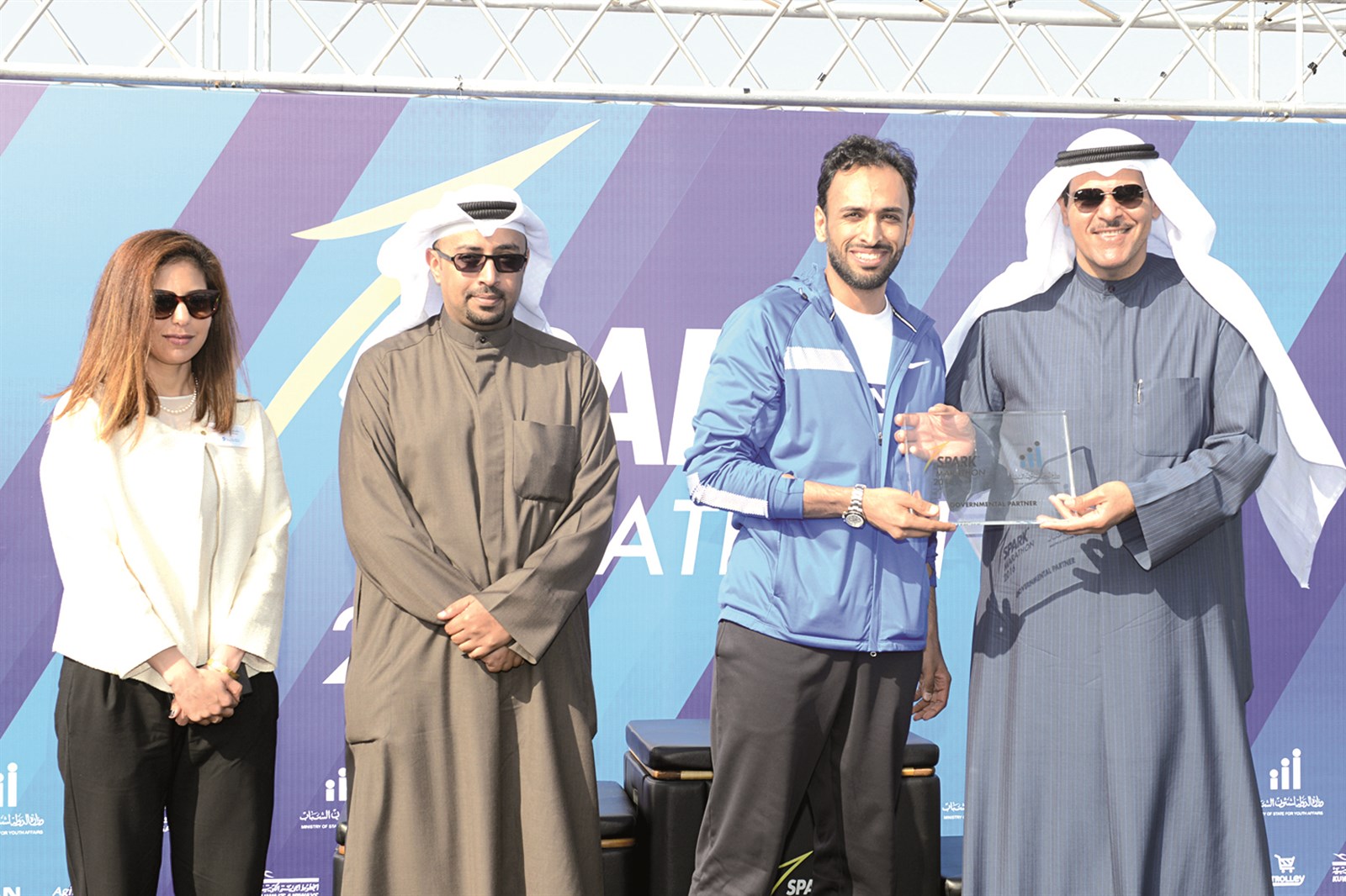 الحمود يكرم أحد الفائزين