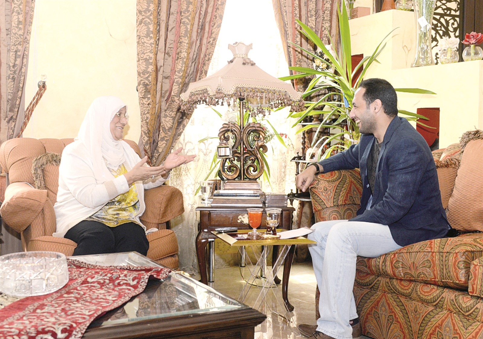 معصومة المبارك متحدثة للزميل أحمد زكريا (تصوير أسعد عبدالله)