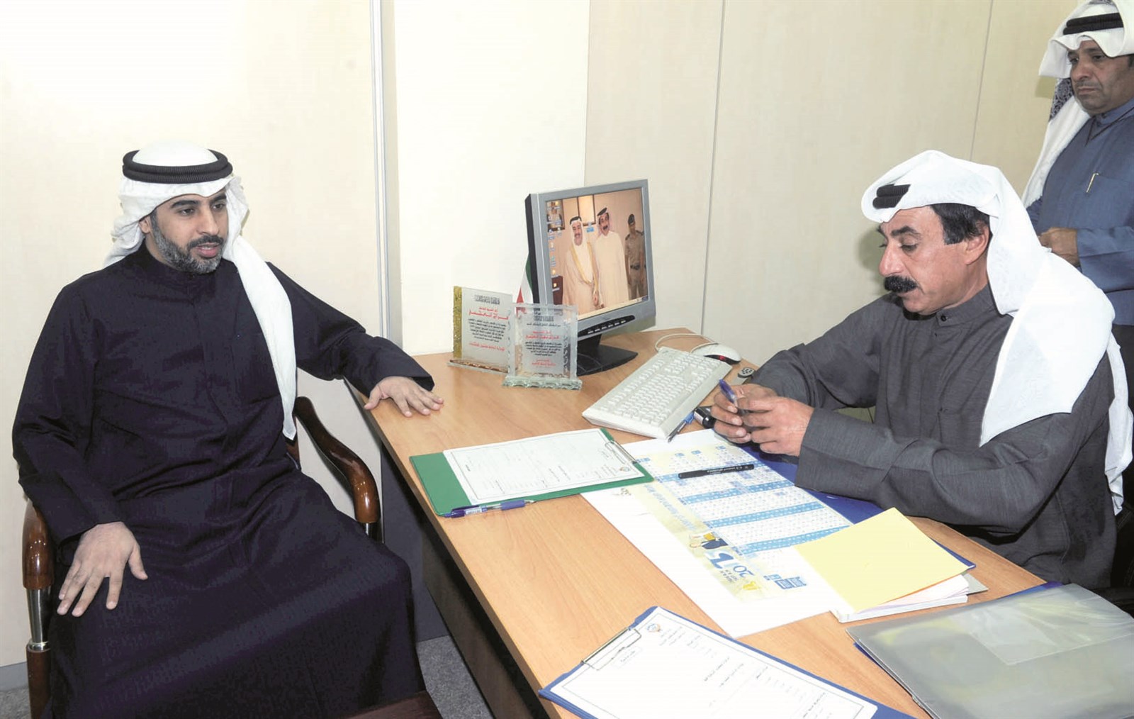 علي الخميس يقدم طلب ترشيحه