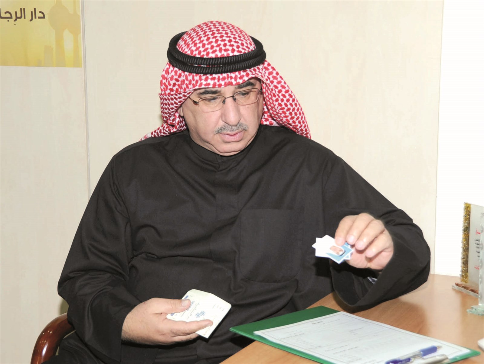 نجيب العوضي يرفق صوره في الطلب