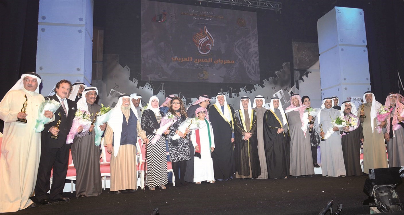 ... ويتوسط الفنانين المكرّمين(تصوير موسى عياش)