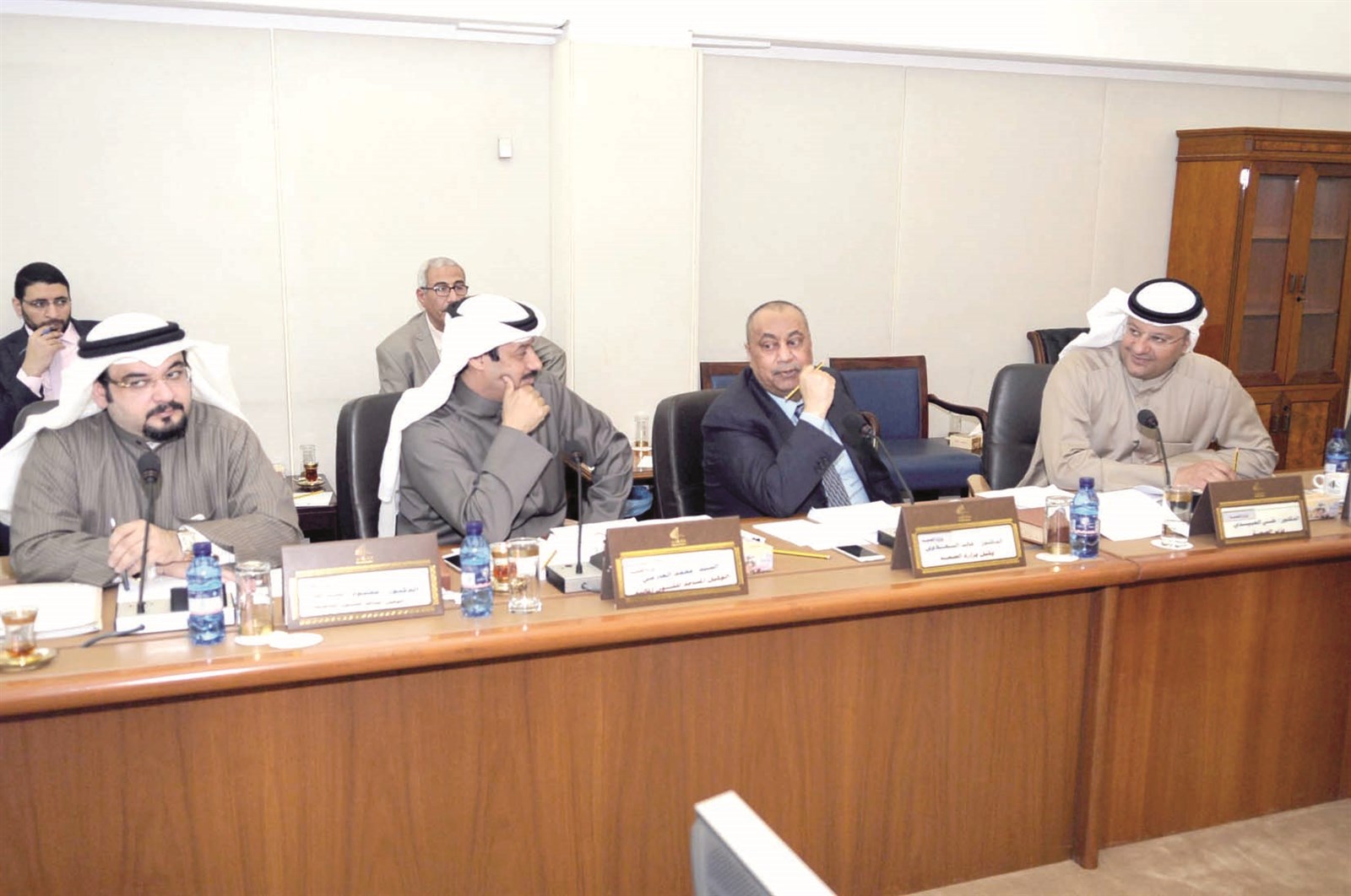 الوزير علي العبيدي والوكيل خالد السهلاوي والقيادات الصحية خلال اجتماع «الميزانيات»