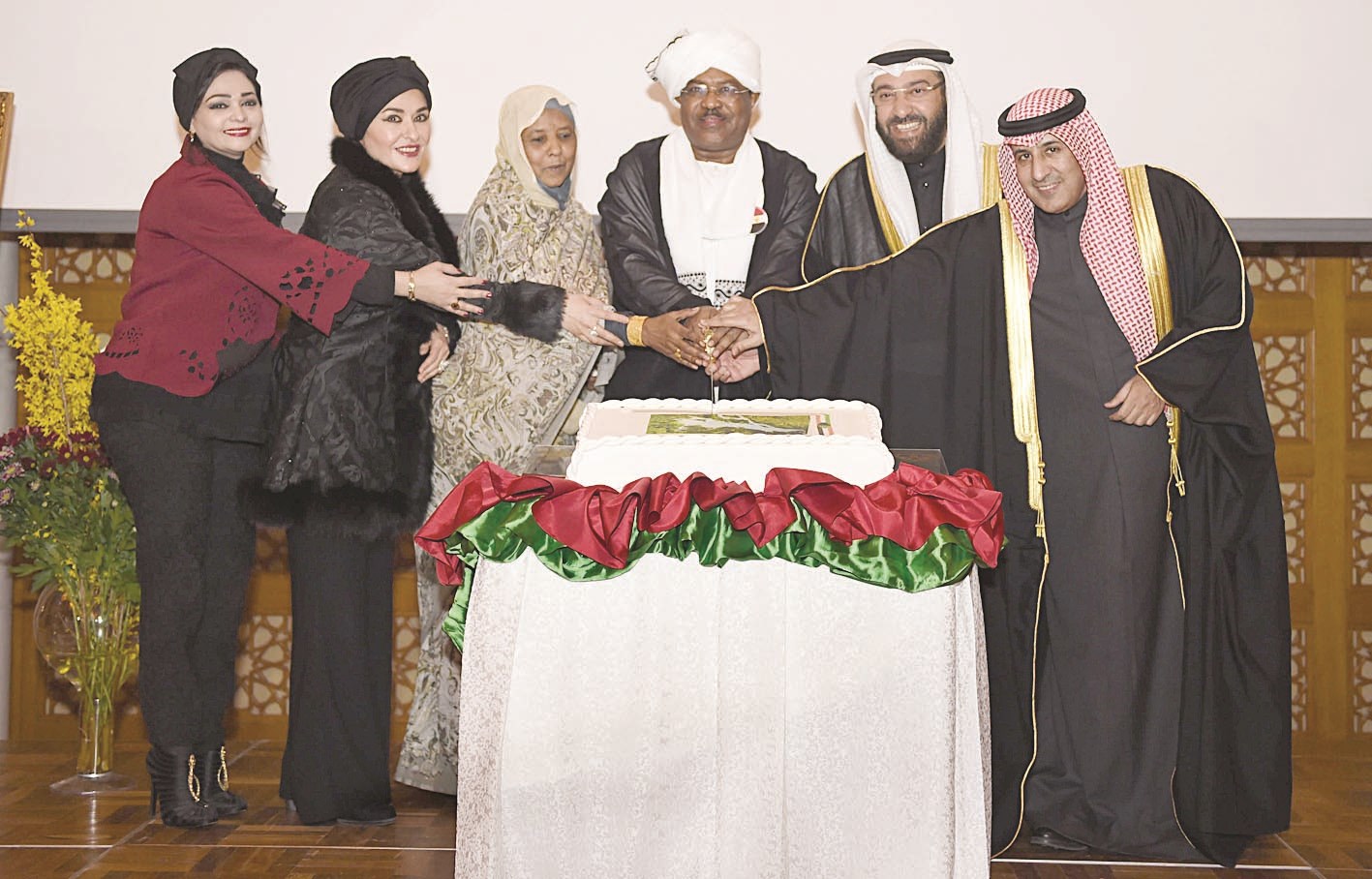 u0639u0644u064a u0627u0644u0639u0645u064au0631 u0648u0639u0632u064au0632 u0627u0644u062fu064au062du0627u0646u064a u064au0634u0627u0631u0643u0627u0646 u0627u0644u0633u0641u064au0631 u0627u0644u0633u0648u062fu0627u0646u064a u0648u0639u0642u064au0644u062au0647 u0642u0637u0639 u0642u0627u0644u0628 u0627u0644u062du0644u0648u0649    (u062au0635u0648u064au0631 u062cu0627u0633u0645 u0628u0627u0631u0648u0646)