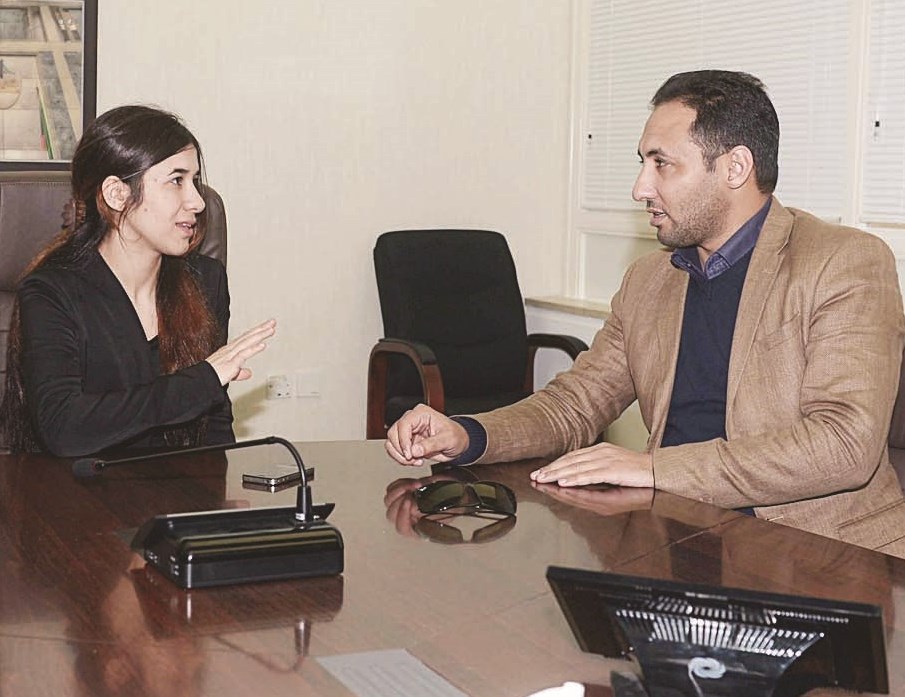 نادية تتحدث للزميل أحمد زكريا (تصوير أسعد عبدالله)