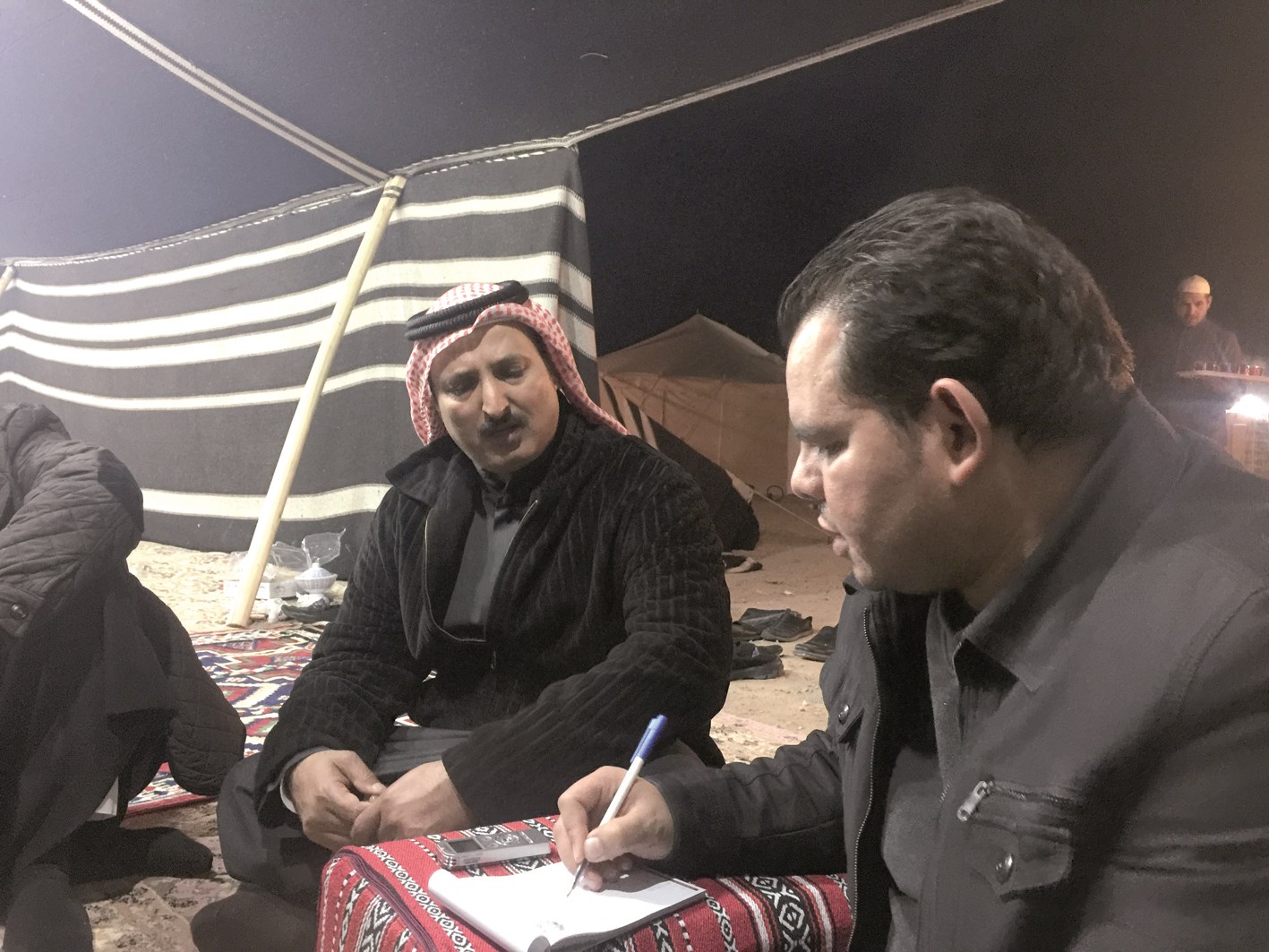 حمدان الرويعي متحدثاً إلى الزميل باسم عبدالرحمن