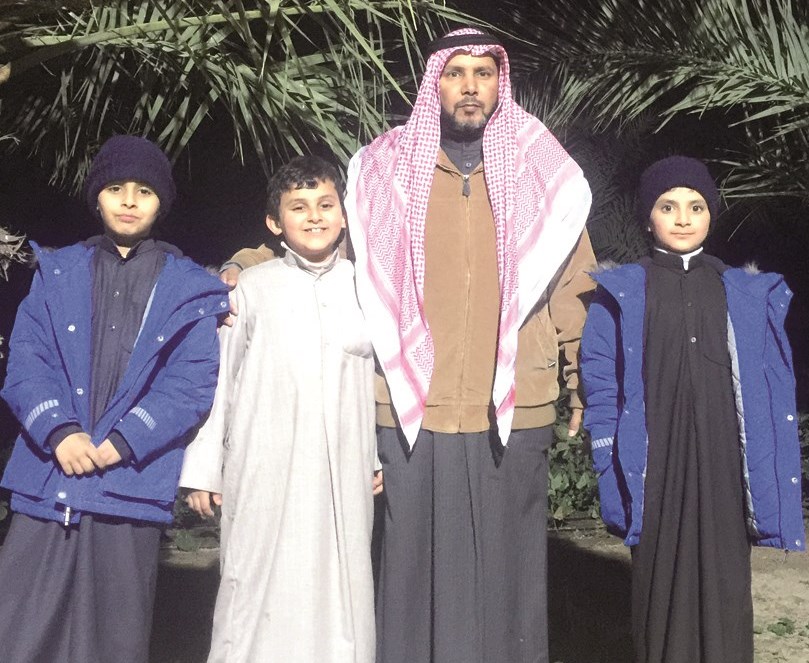 غنيم الشويعر مع أبنائه