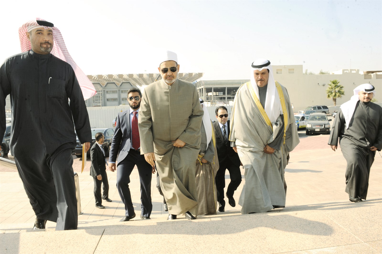 u0627u0644u062du0645u0648u062f u0641u064a u0627u0633u062au0642u0628u0627u0644 u0634u064au062e u0627u0644u0623u0632u0647u0631 u0623u0645u0627u0645 u0645u0628u0646u0649 u0627u0644u0645u0643u062au0628u0629 u0627u0644u0648u0637u0646u064au0629 (u062au0635u0648u064au0631 u062cu0644u0627u0644 u0645u0639u0648u0636)