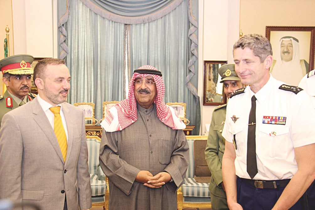 مشعل الأحمد متوسطاً فافير والسفير نخلة