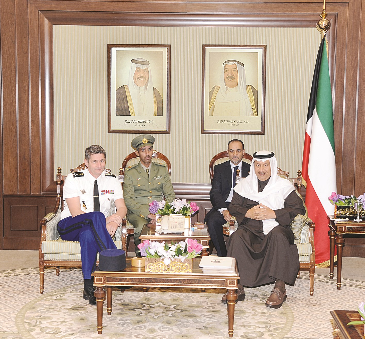 جابر المبارك مستقبلا الزائر الفرنسي