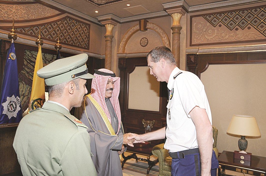 ولي العهد مرحباً بالقائد الفرنسي