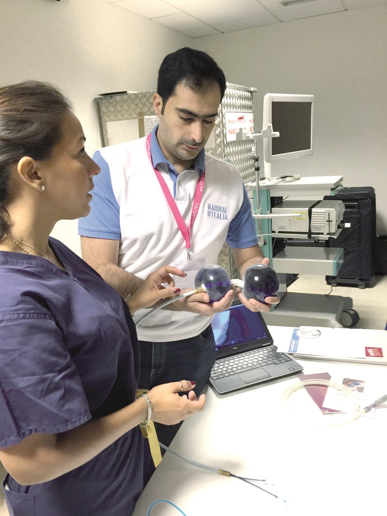 الإبراهيم خلال مشاركته بمؤتمر مدريد مستمعاً لشرح عن أحدث بالونة ثنائية للتخسيس