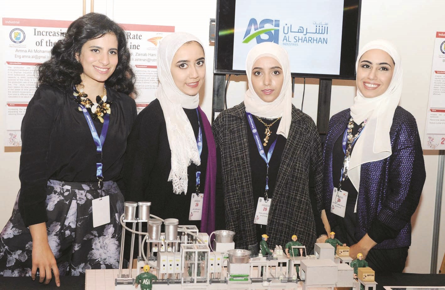 طالبات يعرضن مشروعهن