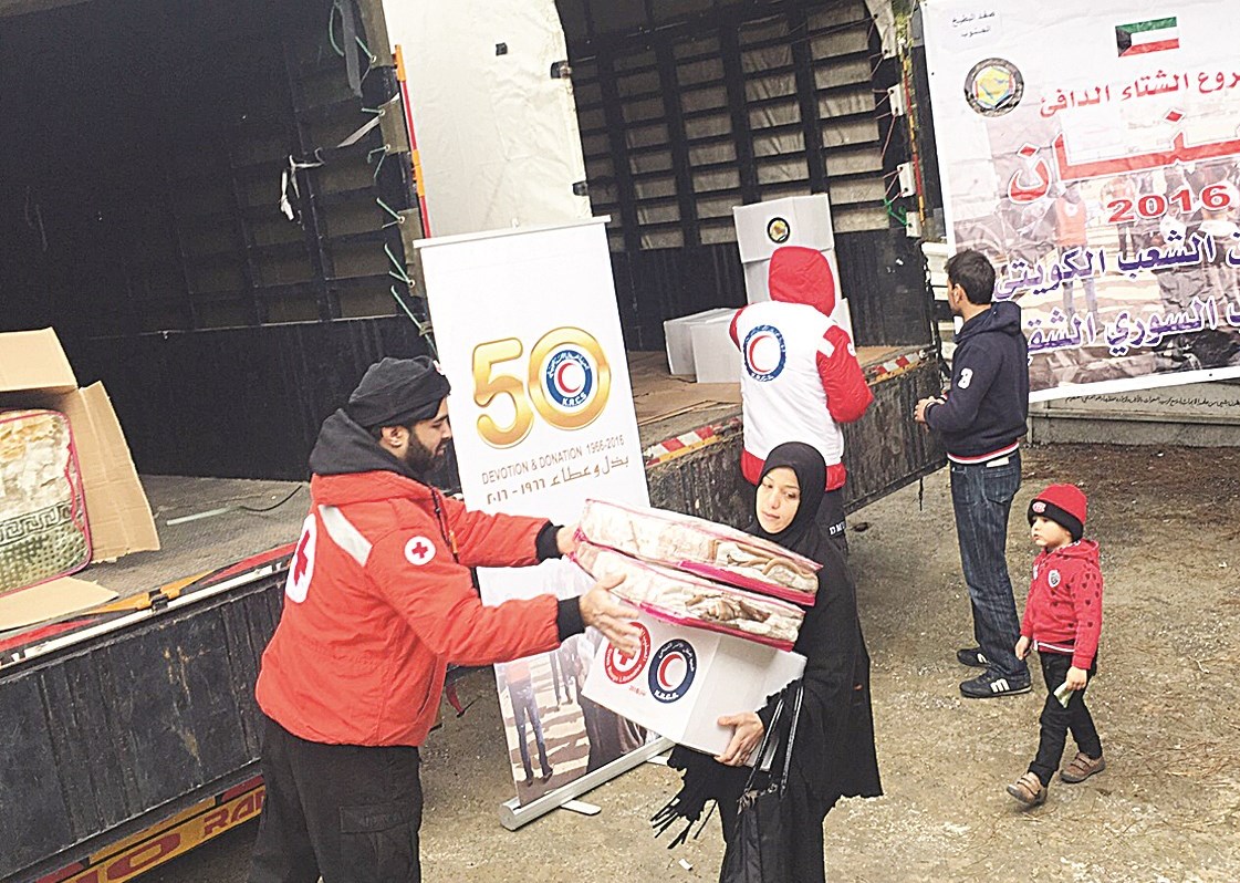 جانب من توزيع المساعدات